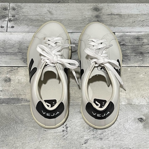 NEW.! VEJA MEN'S ESPLAR SNEAKER - EXTRA WHITE BLACK - SIZE - 7 .US/ 40 .EU $150 - Picture 2 of 10